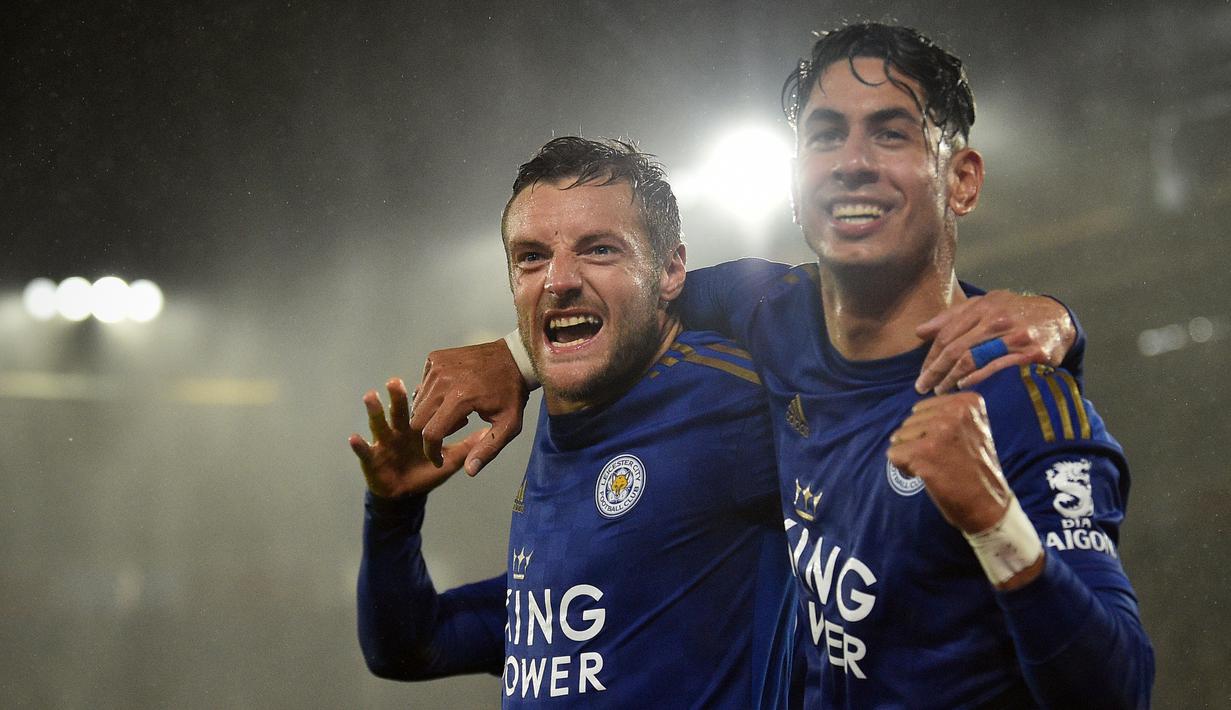 Striker Leicester, Jamie Vardy, merayakan gol yang dicetak Ayoze Perez ke gawang Southampton pada laga Premier League di Stadion St Mary, Southampton, Jumat (25/10). Southampton kalah 0-9 dari Leicester. (AFP/Glyn Kirk)