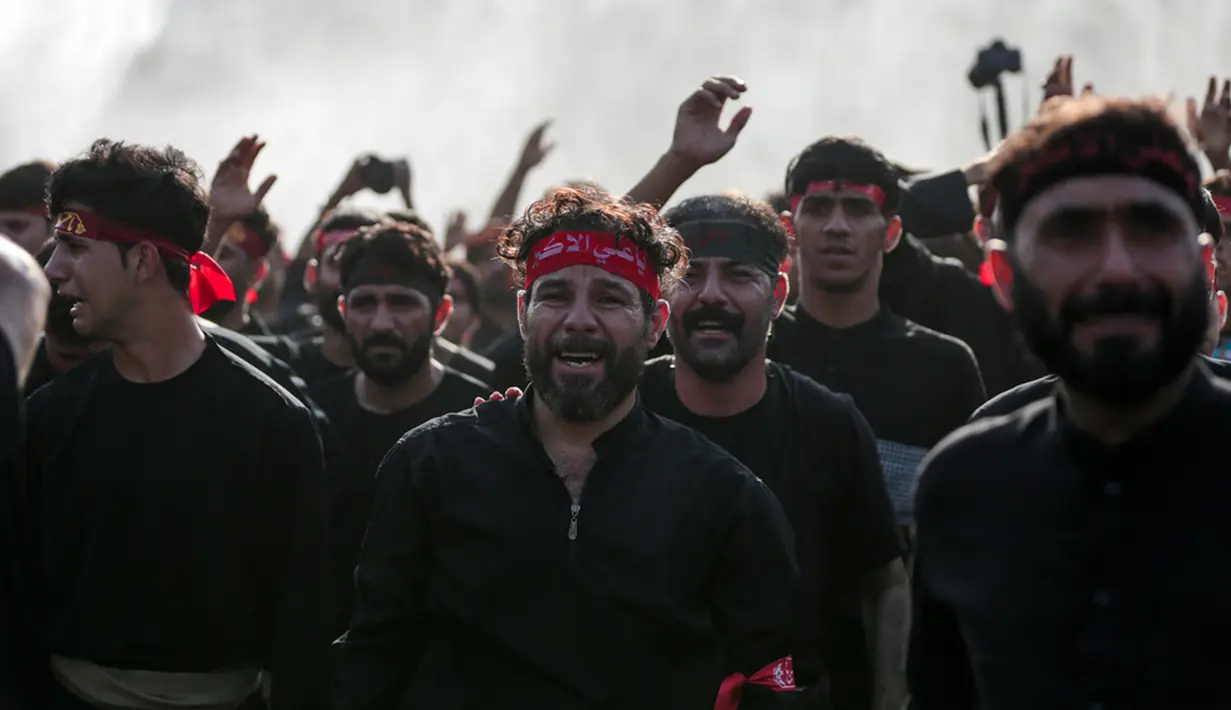 Mereka berteriak dalam kesedihan – “Oh, Hussein!” (AP Photo/Anmar Khalil)