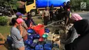 Warga antre mendapatkan bantuan air bersih dari Keluarga Besar Masyarakat Banten di Desa Ridomanah, Cibarusah, Bekasi, Jawa Barat, Rabu (3/7/2019). Sudah 2 bulan kawasan Cibarusah dan sekitarnya mengalami krisis air akibat musim kemarau. (merdeka.com/Arie Basuki)
