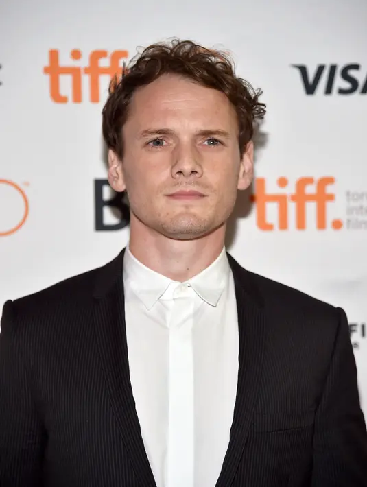 Anton Yelchin meninggal dalam kondisi mengenaskan di halaman rumahnya. Anton mengalami kecelakaan mobil di karenakan dirinya terjepit di antara  mobilnya sendiri dan pilar kotak pos bata. (AFP/Bintang.com)