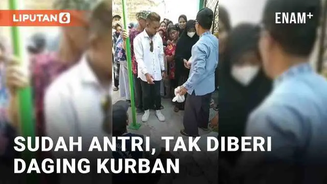 Momen antrian daging kurban jadi perbincangan warganet. Lantaran seorang pria berpakaian necis tak kunjung mendapatkan daging kurban saat sudah di barisan paling depan. Panitia justru membagikan daging pada warga di barisan lainnya.