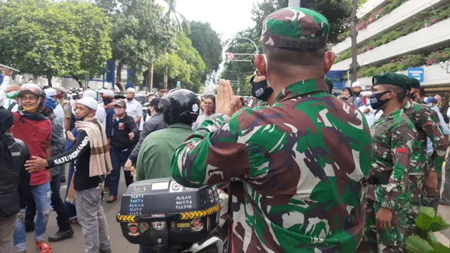 Massa 1812 Menuntut Pemimpin FPI RIzieq Shihab Dibebaskan.