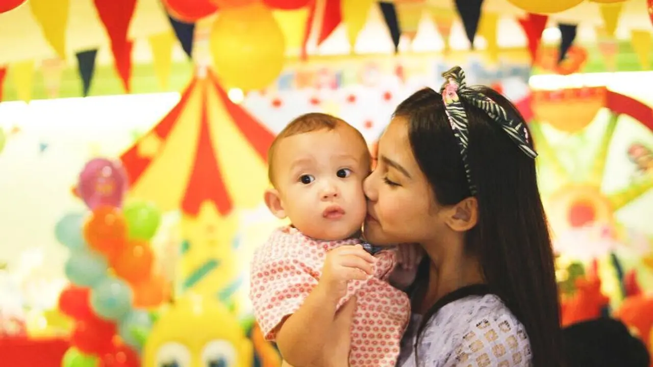 5 Momen Kedekatan Vanesha Prescilla Dengan Keponakannya, Lucu Banget