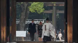 PM Kanada Justin Trudeau  dan istri berjalan dipimpin oleh Shinto Imam As saat mengunjungi Kuil Meiji di Tokyo, Jepang (24/5). Kedatangan Justin Trudeau untuk melakukan pertemuan KTT G7 Ise-Shima. (REUTERS /Issei Kato)