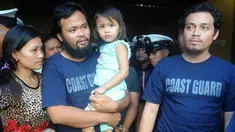 Rodlyn Allain Pagaling (kedua kiri) bersama Gringo Villaruz bertemu kembali dengan keluarga di Manila, Filipina (21/8/2015). Mereka berhasil kabur dari kelompok militan Abu Sayyaf yang menyanderanya selama tiga bulan. (AFP PHOTO/Jay Directo)