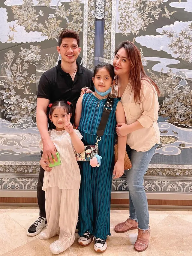 Keluarga Audy Item dan Iko Uwais