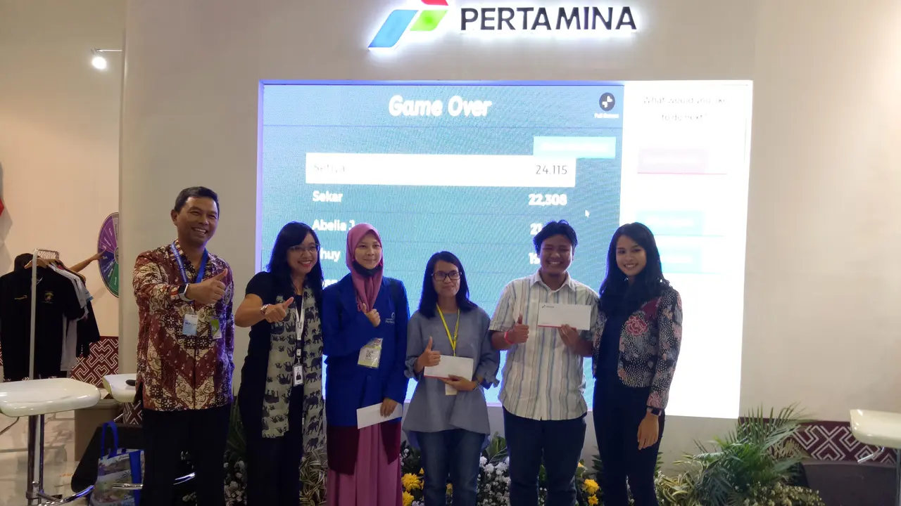 Foto Bersama di Booth Pertamina