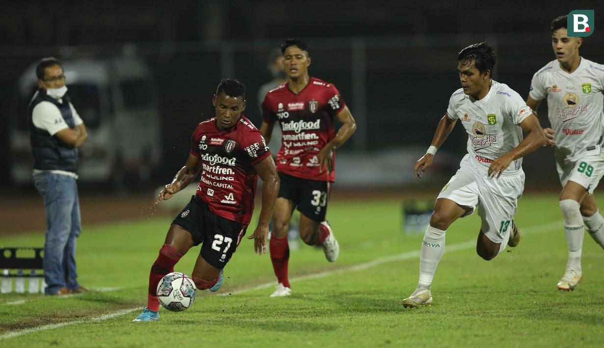 Meskipun begitu, laga Bali United melawan Persebaya Surabaya berlangsung menarik sejak awal babak pertama dimulai. Kedua kubu bermain terbuka dan saling jual beli serangan. (Bola.com/M Iqbal Ichsan)
