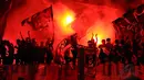 Diringi nyala kembang api, puluhan bendera dikibarkan ratusan milanisti yang menyaksikan laga Legenda Indonesia vs World Football Legends di Stadion GBK Jakarta, (7/6/2014). (Liputan6.com/Helmi Fithriansyah)