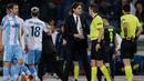 Pelatih Lazio, Simone Inzaghi memprotes wasit Ovidiu Hategan selama pertandingan melawan FC Red Bull Salzburg pada leg pertama babak perempat final Liga Europa di stadion Olimpiade di Roma, Italia (5/4). Lazio menang 4-2. (AP Photo / Gregorio Borgia)