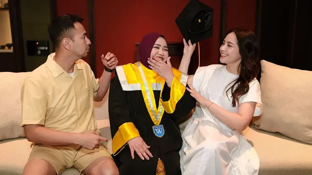 Potret Keluarga Raffi Ahmad Rayakan Wisuda Lala Pengasuh Rafathar (credit: instagram/raffinagita1717).