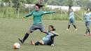 Pemain Timnas wanita Indonesia, Tugiyati, menghindari hadangan lawan saat seleksi pemain di Lapangan Sawangan, Depok, Selasa (6/3/2018). 40 pemain mengikuti Seleksi untuk Asian Games dan Piala AFF Wanita 2018. (Bola.com/M Iqbal Ichsan)