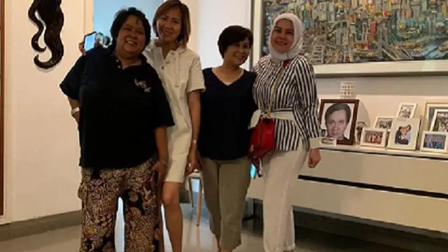 Atun Collection salah satu bisnis yang pernah digeluti oleh bintang sinetron di era 90-an ini, (Instagram/@sutykarno).