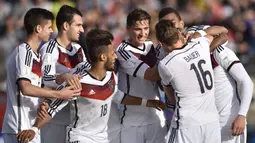 Para pemain Jerman merayakan gol ke gawang Mali dalam laga semifinal Piala Dunia U-20 2015 di Christchurch, Selandia Baru (14/6/2015). Jerman tercatat baru satu kali menjuarai Piala Dunia U-20 pada edisi 1981 di Australia saat masih bernama Jerman Barat. Di partai final, Jerman Barat mengalahkan Qatar 4-0. (AFP/Marty Melville)