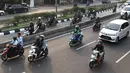 Pengendara sepeda motor melintasi jalur bus Transjakarta di Jalan Otista Raya, Jakarta, Rabu (11/7). Kurangnya pengawasan serta buruknya perilaku pengendara menyebabkan jalur tersebut sering diterobos kendaraan pribadi. (Liputan6.com/Immanuel Antonius)