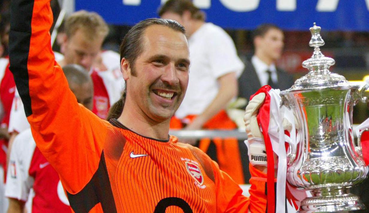 David Seaman - Kiper yang terkenal dengan rambut gondrongnya ini merupakan penjaga gawang legendaris Arsenal sepanjang masa. Seaman telah mengemas 141 clean sheets di liga Inggris. (AFP/Ian Hodgson)