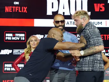 Mantan juara tinju kelas berat AS Mike Tyson dan petinju youtuber, Jake Paul berhadapan saat konferensi pers di Fanatics Fest NYC di New York City, Minggu (18/8/2024). (TIMOTHY A. CLARY / AFP)