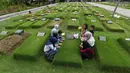 Ziarah ke makam keluarga merupakan tradisi sebagian umat Muslim saat Hari Raya Idul Fitri. (merdeka.com/Arie Basuki)