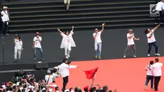 Sejumlah musisi dan artis ibukota membawakan lagu pada kampanye akbar capres dan cawapres Joko Widodo (Jokowi)-Ma'ruf Amin di Stadion Utama GBK, Senayan, Jakarta, Sabtu (13/15). Sebanyak 500 artis, musisi, dan budayawan meramaikan pagelaran Konser Putih Bersatu. (Liputan6.com/Angga Yuniar)