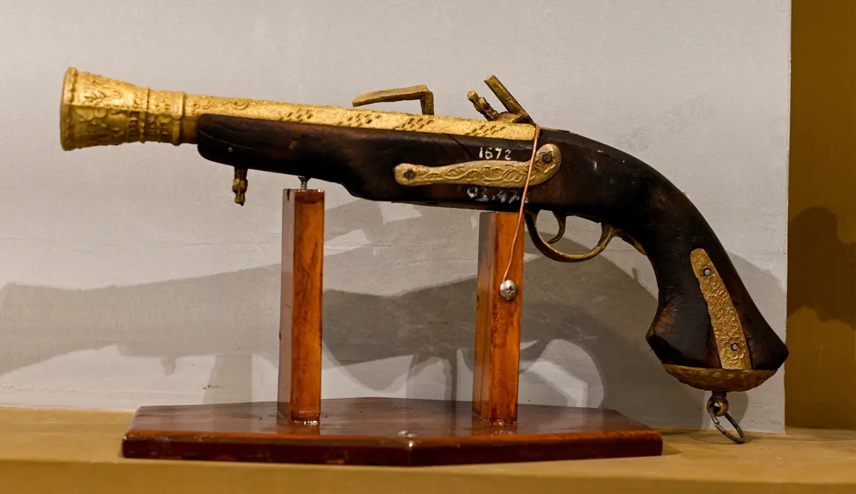 Sebuah senjata api antik dipajang jelang pameran persenjataan tradisional di Museum Aceh, Banda Aceh, Aceh, Jumat (15/10/2021). Pameran akan menampilan senjata masa kerajaan Aceh pada masa kira-kira 500 tahun yang lalu atau masa pemerintahan Ali Mughayat Syah (1511-1530). (CHAIDEER MAHYUDDIN/AFP)