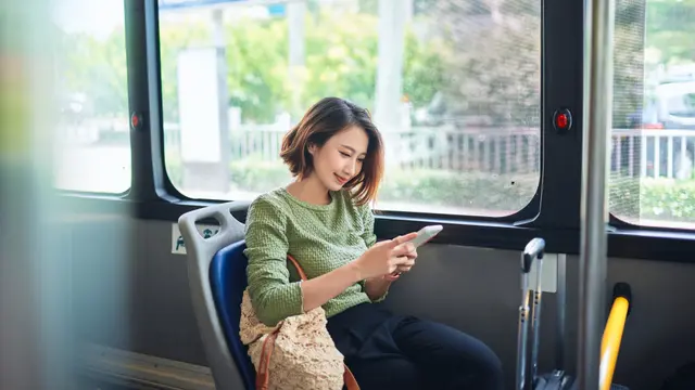 Ilustrasi naik transportasi umum