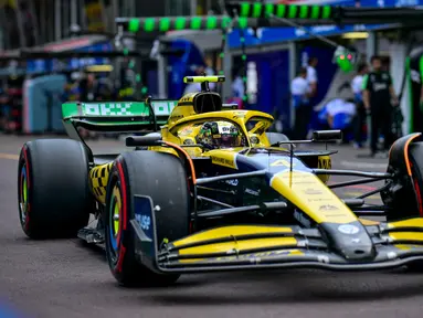 McLaren mengusung livery spesial pada ajang Formula 1 GP Monaco 2024. Mereka mengecat mobil mereka dengan perpaduan kuning, hijau, dan biru untuk mengenang tiga dekade meninggalnya Ayrton Senna. (AFP/Andrej Isakovic)