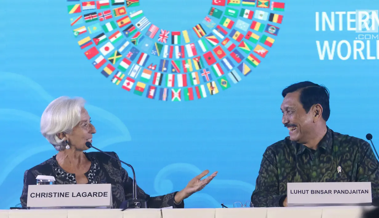 Ketua Panitia IMF-Bank Dunia Luhut Binsar Pandjaitan (kanan) tersenyum menatap Direktur Pelaksana IMF Christine Lagarde saat acara penutupan di Nusa Dua, Bali, Minggu (14/10). Pertemuan IMF-Bank Dunia resmi ditutup. (Liputan6.com/Angga Yuniar)