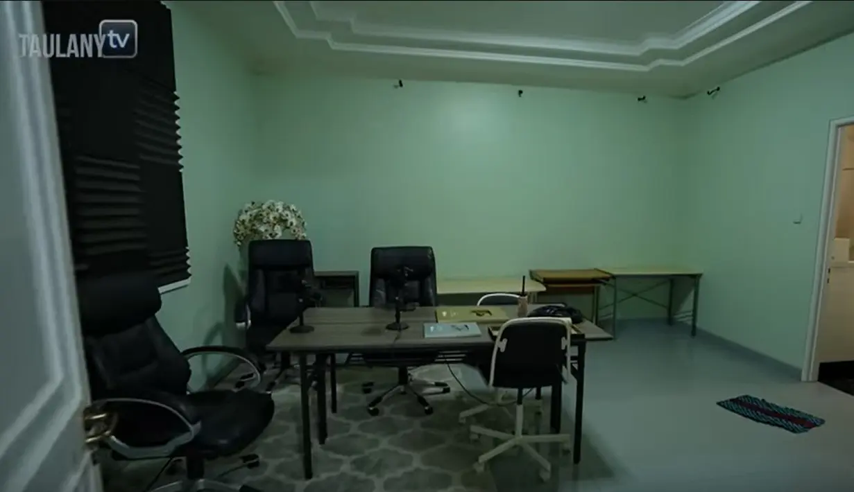 Wendy memanfaatkan kamar-kamarnya menjadi tempat syuting. Seperti kamar utama ini menjadi biasa digunakan untuk studio podcast. Masih di kamar yang lain, juga dipergunakan untuk ruang editor.[Youtube/Taulany TV]