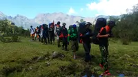 Sekelompok pendaki di Lembah Ramma, perbukitan di lereng Gunung Bawakaraeng, Gowa, Sulawesi Selatan. (Liputan6.com/Ahmad Yusran)