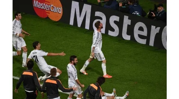 Video amatir yang diunggah di Youtube direkam oleh penonton secara amatir dari tribun stadion. Video tentang gol sundulan kepala Sergio Ramos bek Real Madrid di final Liga Champions melawan Atletico Madrid.