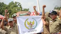 Massa yang menamai diri mereka Asosiasi Pemerintah Desa Seluruh Indonesia (Apdesi) demo di depan Istana (Liputan6.com/ Faizal Fanani)