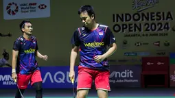 Pebulu tangkis ganda putra Indonesia, Mohammad Ahsan/Hendra Setiawan melakukan selebrasi setelah mencetak poin saat babak 16 besar Indonesia Open 2024 melawan pasangan China, Liang Wei Keng/Wang Chang di Istora Senayan, Jakarta, Kamis (06/06/2024). (Bola.com/Bagaskara Lazuardi)