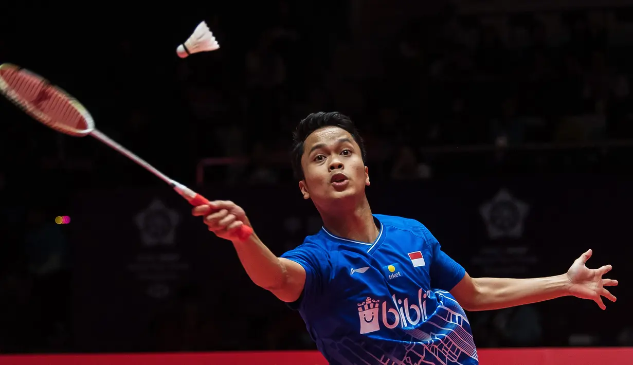 Tunggal putra Indonesa, Anthony Ginting, berhasil melaju ke final BWF World Tour 2019 setelah mengalahkan tunggal putra China, Chen Long. (AFP/Stringer)