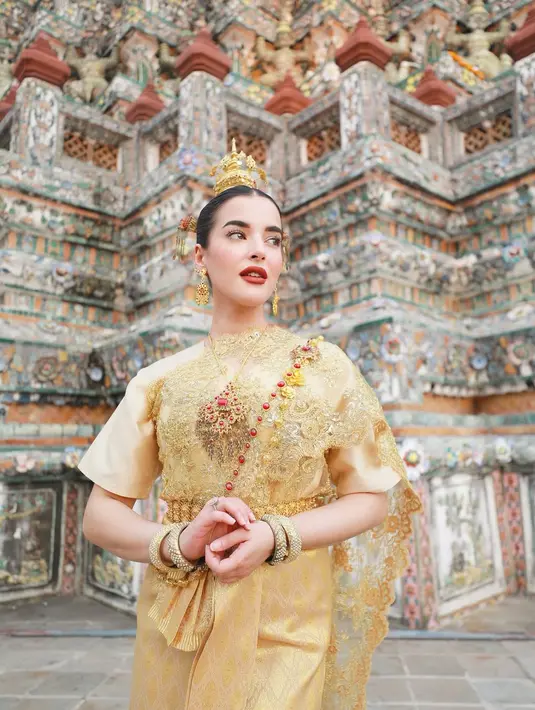 Busana yang dikenakan Tasya adalah Thai Chakkri, salah satu gaya pakaian tradisional Thailand yang identik dengan kemewahan dan keanggunan. [@tasyafarasya].