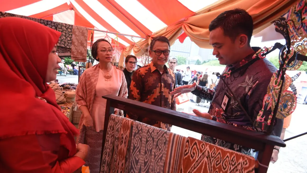 GM BNI Cabang Tokyo Aryo Bimo bersama Duta Besar Indonesia untuk Jepang Arifin Tasrif berbincang-bincang dengan salah satu pelaku usaha asal Indonesia di acara Festival Indonesia, Tokyo, Jepang. (Foto: Humas BNI)