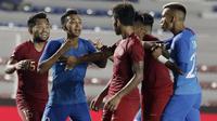 Striker Timnas Indonesia U-22, Osvaldo Haay, bersitegang dengan pemain Singapura U-22 pada laga SEA Games 2019 di Stadion Rizal Memorial, Manila, Kamis (28/11). Indonesia menang 2-0 atas Singapura. (Bola.com/M Iqbal Ichsan)