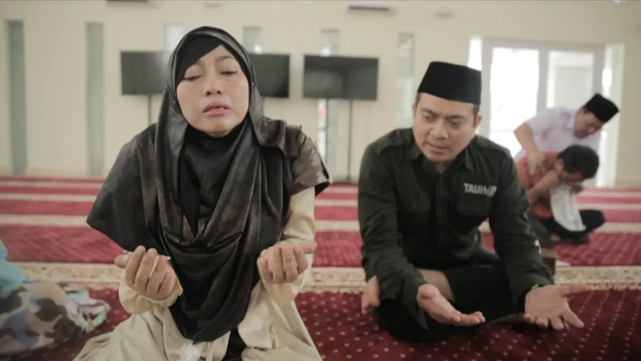 Adam membimbing pasien menjalani rukyah