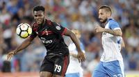 Gelandang AC Milan, Franck Kessie, mengontrol bola saat melawan Craiova, pada laga kualifikasi Liga Europa di Stadion Municipal, Rumania, Kamis (27/7/2017). Craiova kalah 0-1 dari AC Milan. (AP/Alexandru Dobre)