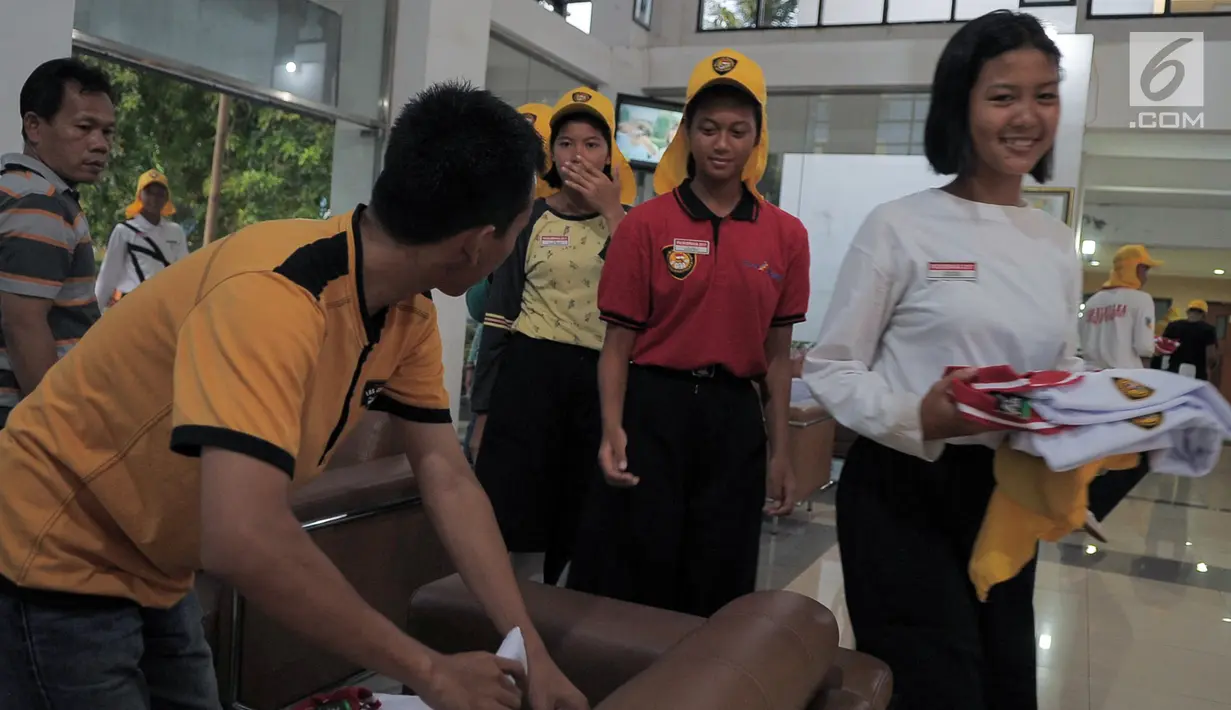Calon Paskibraka 2017 berbaris saat menerima seragam latihan di PPPON, Cibubur, Jakarta Timur, Rabu (2/8). Hari ke-8 diklat, calon Paskibraka menerima seragam yang akan digunakan saat latihan PBB dan upacara bendera. (Liputan6.com/Yoppy Renato)
