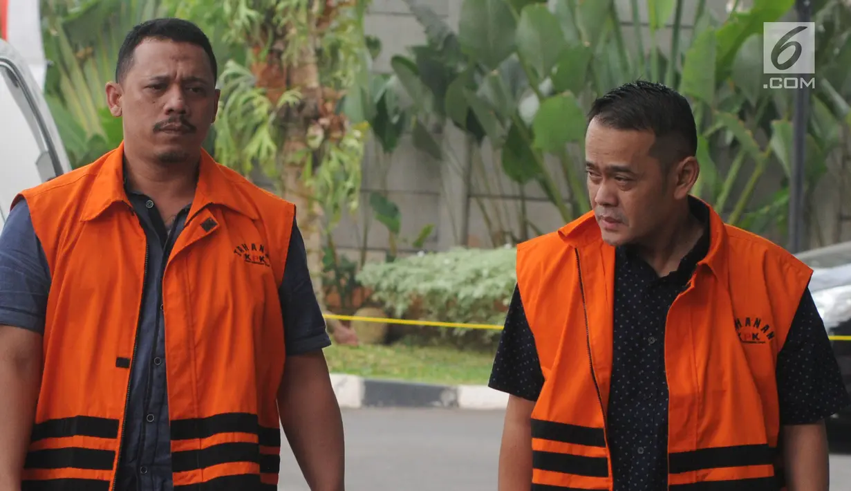 Narapidana kasus suap Bakamla, Fahmi Darmawansyah (kanan) dan Andi Rahmat (kiri) tiba di Gedung KPK, Jakarta, Selasa (7/8). Keduanya diperiksa sebagai saksi untuk tersangka Kalapas Sukamiskin Wahid Husein. (Merdeka.com/Dwi Narwoko)