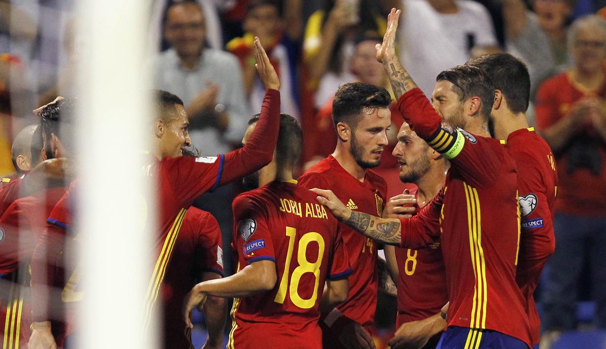 Para pemain Spanyol merayakan gol yang dicetak Thiago Alcântara ke gawang Albania pada laga Kualifikasi Piala Dunia 2018 di Stadion Rico Perez, Jumat (6/10/2017). Spanyol menang 3-0 atas Albania. (AP/Alberto Saiz)