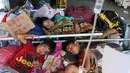 Dua pasien anak korban gempa bumi dan tsunami Palu dirawat di halaman Rumah Sakit Undata, Palu, Sulawesi Tengah, Kamis (4/10). Mereka dirawat menggunakan tenda bantuan dengan fasilitas seadanya. (Liputan6.com/Fery Pradolo)