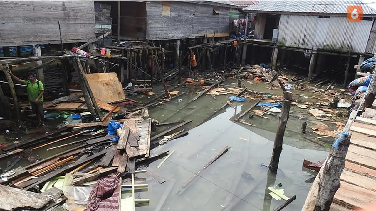 Rumah apung warga Kabupaten Buton Tengah ambruk (Arfandi/Liputan6.com)