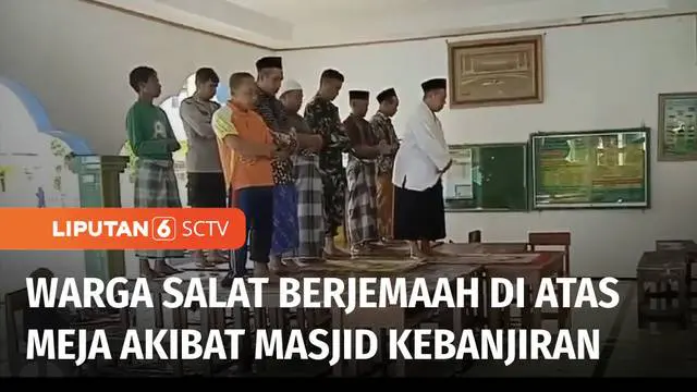 Memasuki hari ketujuh, banjir di Demak, Jawa Tengah, tidak kunjung surut. Warga terpaksa sembahyang di atas meja, karena masjid di desa mereka terendam banjir.
