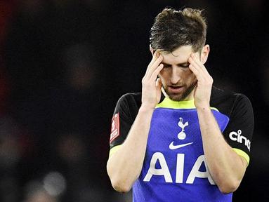 Pemian Tottenham Hotspur, Ben Davies, memegang kepalanya setelah ditaklukkan Sheffield United pada laga Piala FA di Stadion Bramall Lane, Kamis (2/3/2023). Tottenham Hotspur tersingkir dari Piala FA 2022/2023 setelah menelan kekalahan dalam pertandingan putaran kelima. (AFP/Oli Scarff)