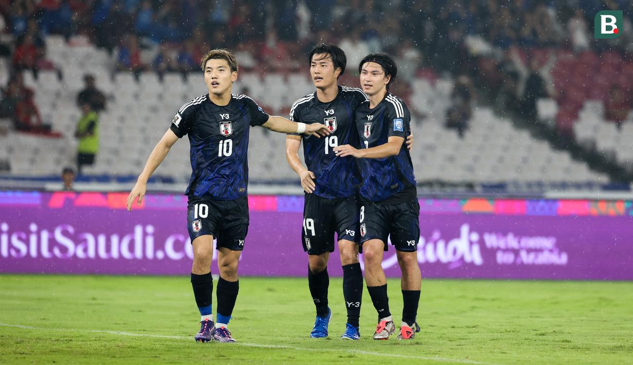 <p>Tiga pemain Jepang, Ritsu Doan, Koki Ogawa, dan Takumi Minamino, merayakan keberhasilan mencetak gol ke gawang Timnas Indonesia dalam laga Kualifikasi Piala Dunia 2026 zona Asia di Stadion Utama Gelora Bung Karno (SUGBK) Senayan, Jakarta, Jumat (15/11/2024). (Bola.com/Abdul Aziz)</p>