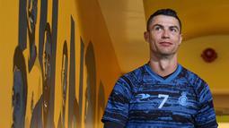 Pemain Al Nassr, Cristiano Ronaldo saat akan melakukan sesi latihan, Senin (6/2/2023). (Twitter/Al Nassr FC)