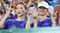 Suporter wanita Kamboja memberi dukungan dari atas tribun kepada Timnas U-22 Kamboja saat menghadapi Filipina pada laga Grup A SEA Games 2023, Selasa (2/5/2023) di National Olympic Stadium, Phnom Penh, Kamboja. (Bola.com/Abdul Aziz)