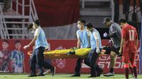 Kiper Timnas Indonesia U-20, Cahya Supriadi, harus ditandu keluar lapangan dan dibawa ke rumah sakit menggunakan ambulans setelah mengalami benturan dengan rekan setimnya pada laga kontra Hong Kong di Grup F Kualifikasi Piala Asia U-20 2023 di Stadion Gelora Bung Tomo, Jumat (16/9/2022). (Bola.com/Ikhwan Yanuar)