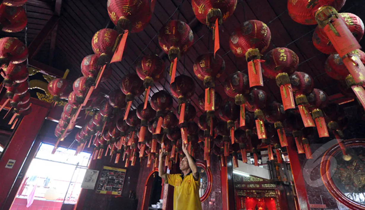 Seorang petugas memeriksa lampion yang telah terpasang di Vihara, Kawasan kota Tua, Jakarta, Jumat (6/2/2015). (Liputan6.com/Faizal Fanani)